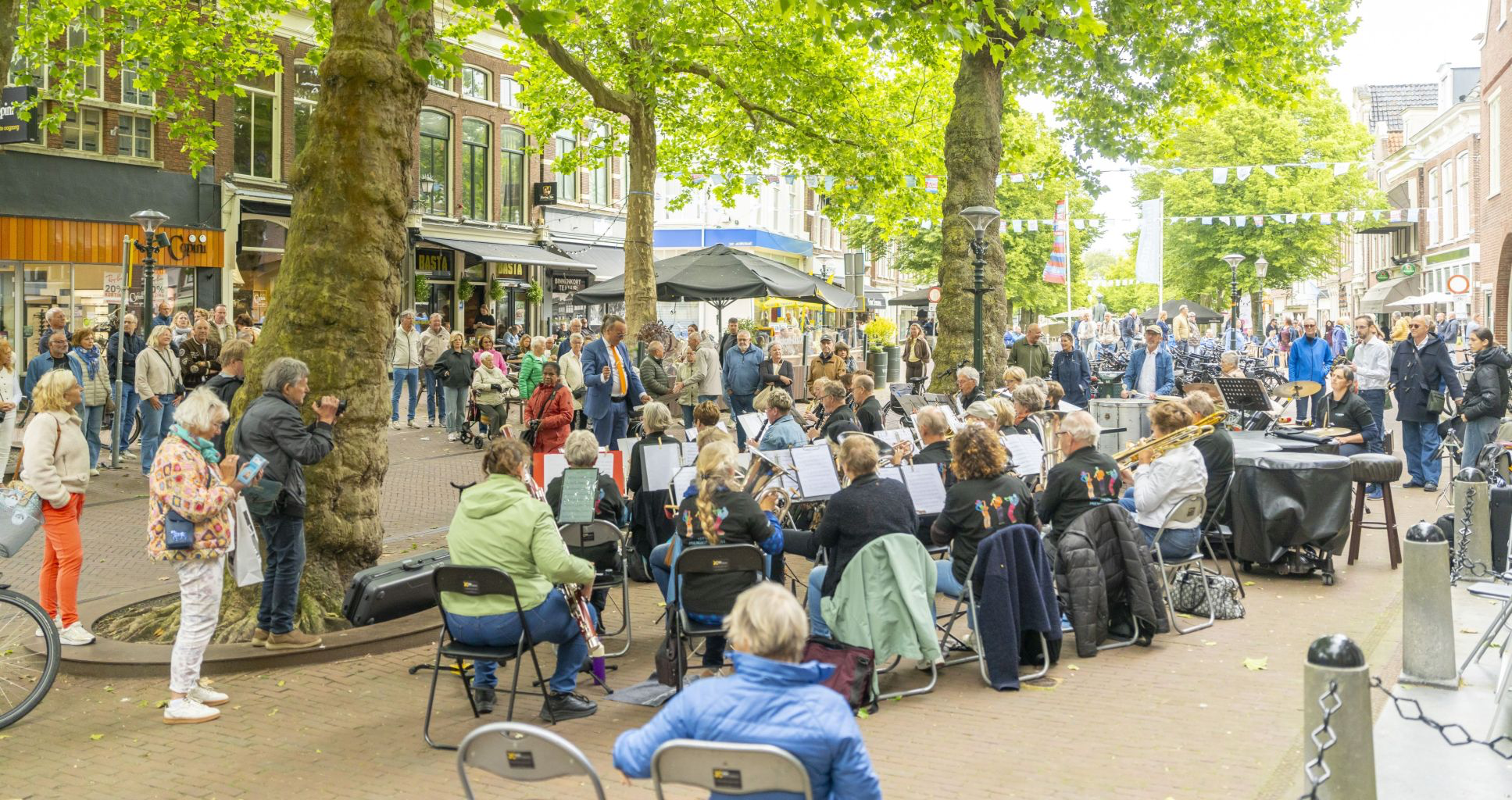 Publiek bij Het Mienskipsorkest .l.v. Eric Roelofsen Straatfestival 2026 Harlingen Foto Seewyn Guido Hibma