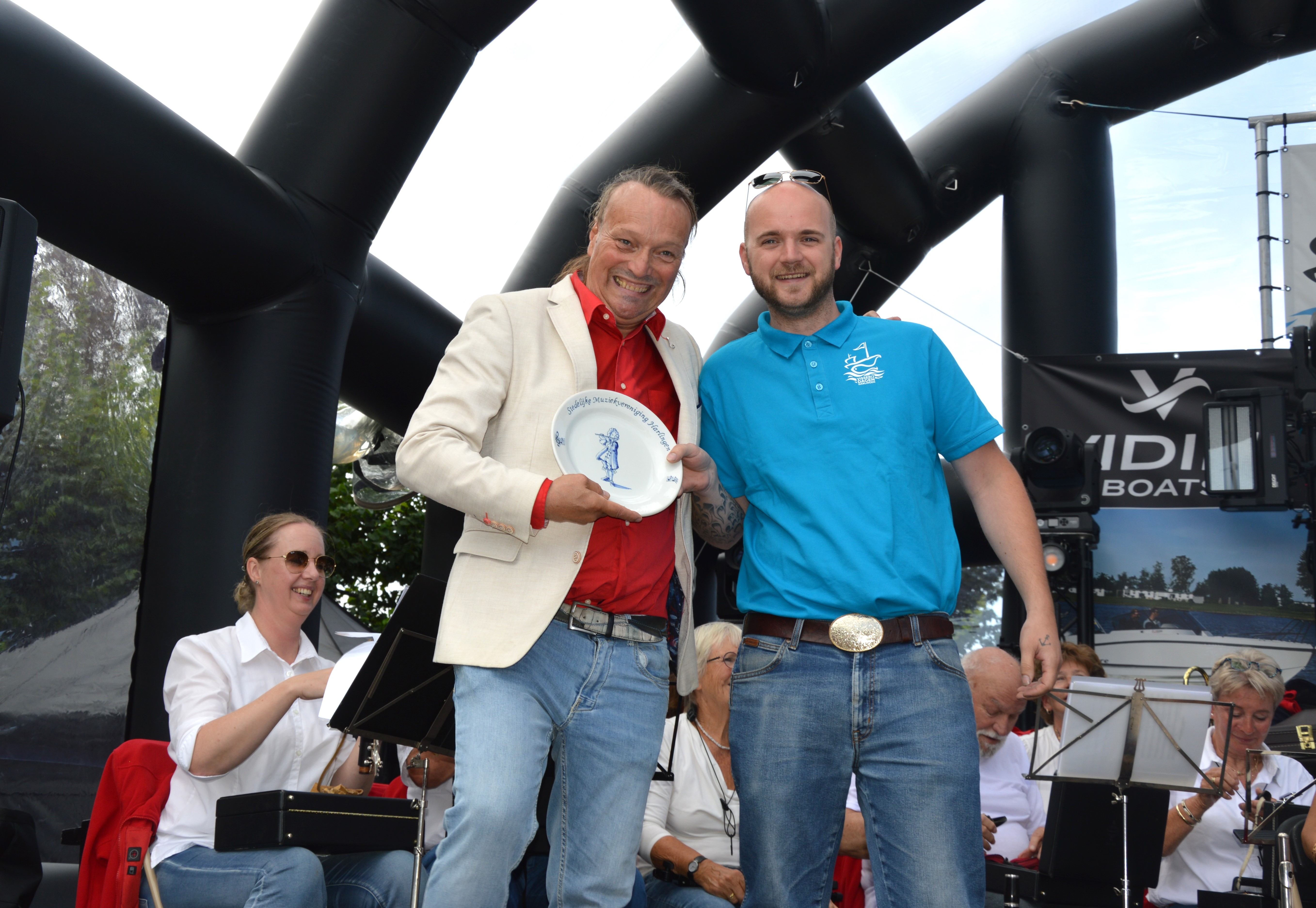 Eric Roelofsen en Thom Tuinstra met het Harlinger aardewerk cadeau