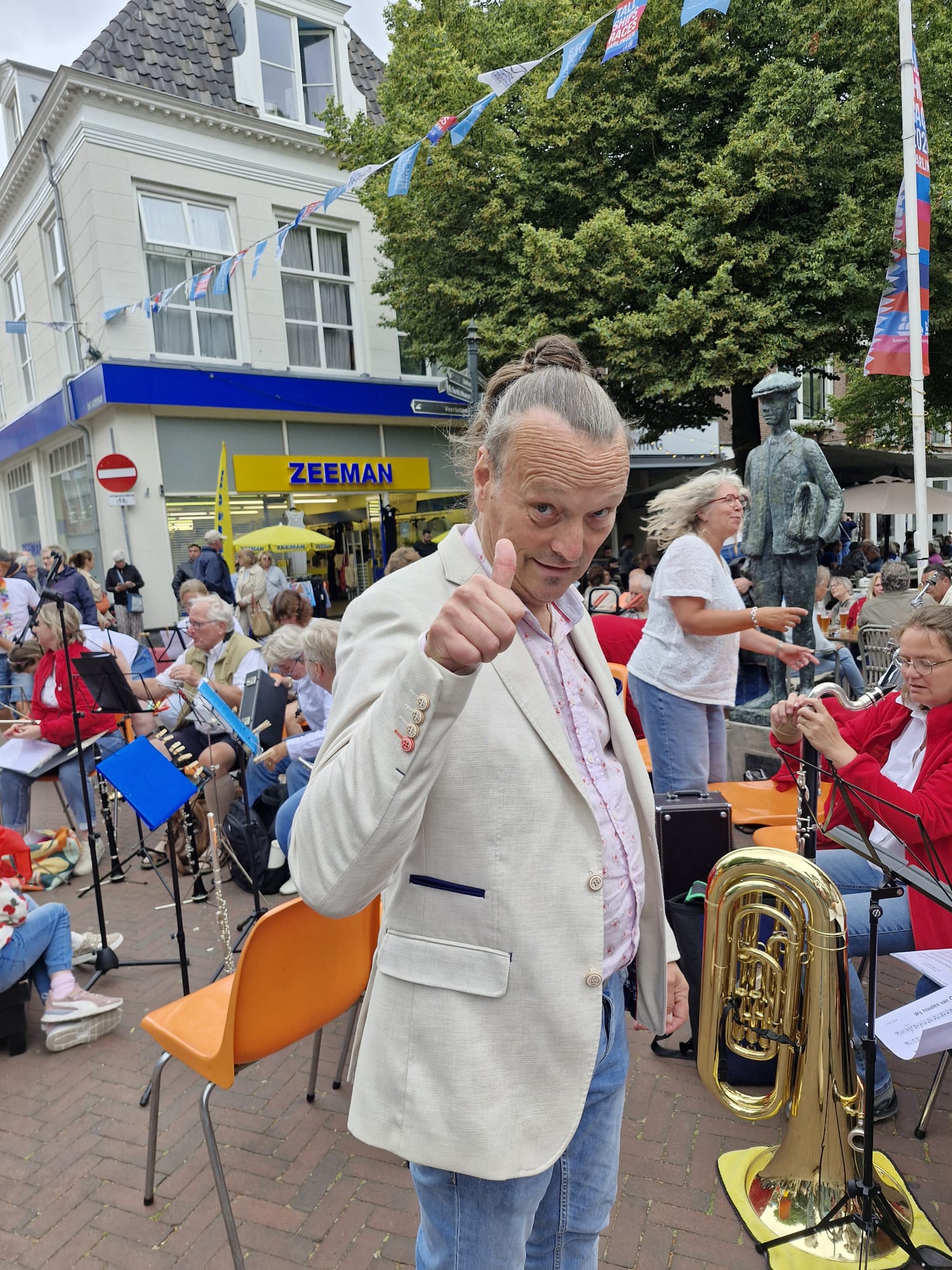 Dirigent Eric Roelofsen geeft een duim