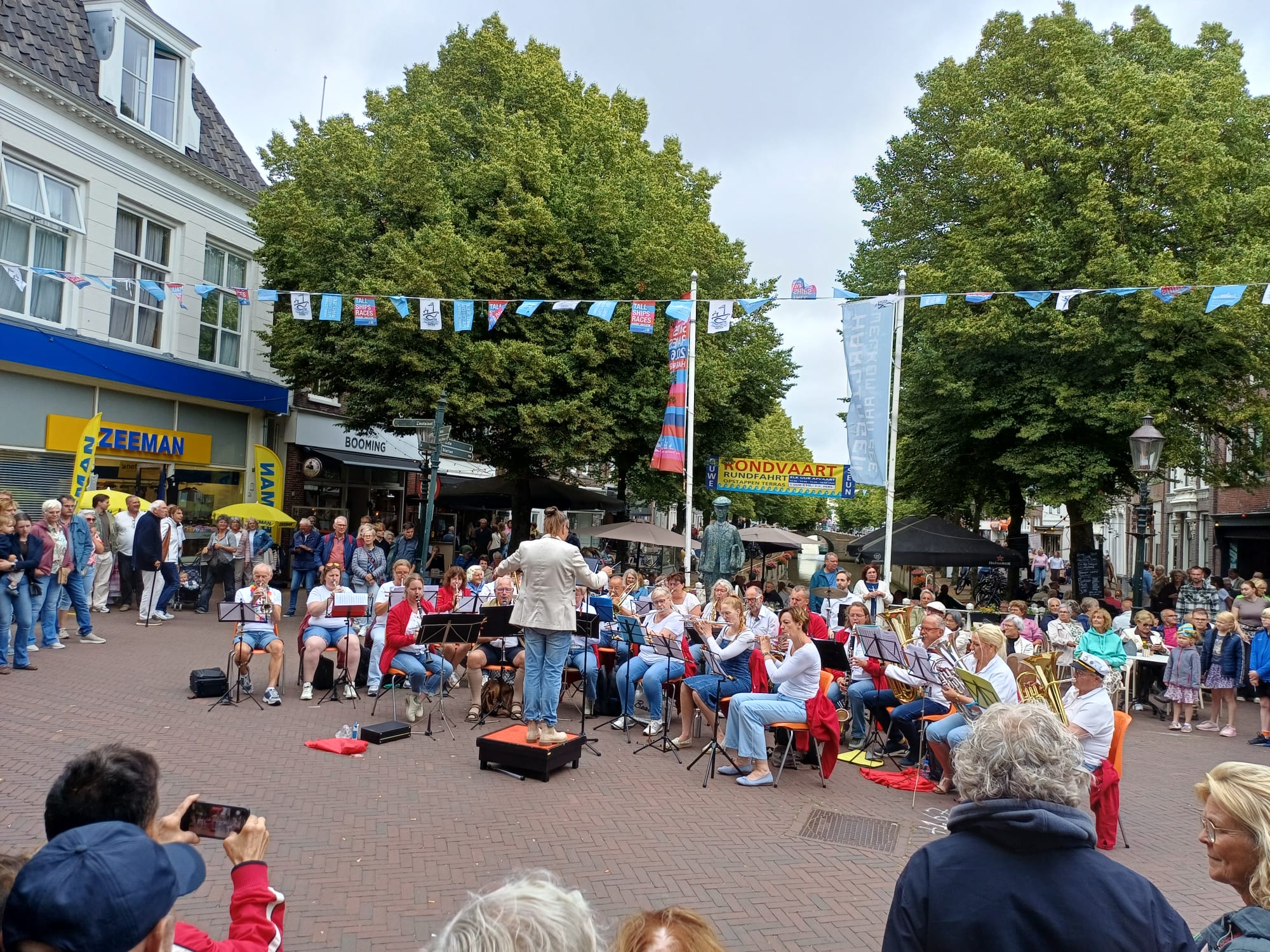 Het orkest voor het beeld van Anton Wachter (naar S. Vestdijk)