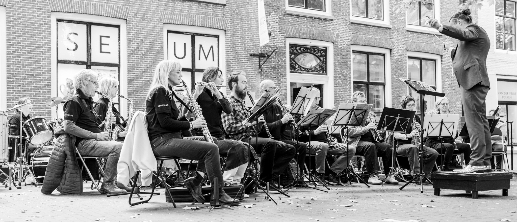 Het Mienskipsorkest in actie onder leiding van Eric Roelofsen tijdens Straatfestival 2026 Harlingen Foto Seewyn Guido Hibma