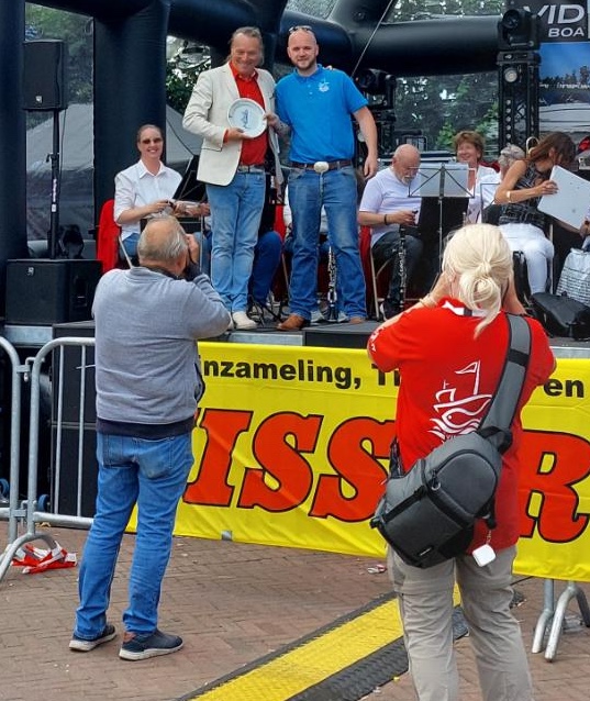 Eric Roelofsen en Thom Tuinstra poseren na de overhandiging van het cadeau