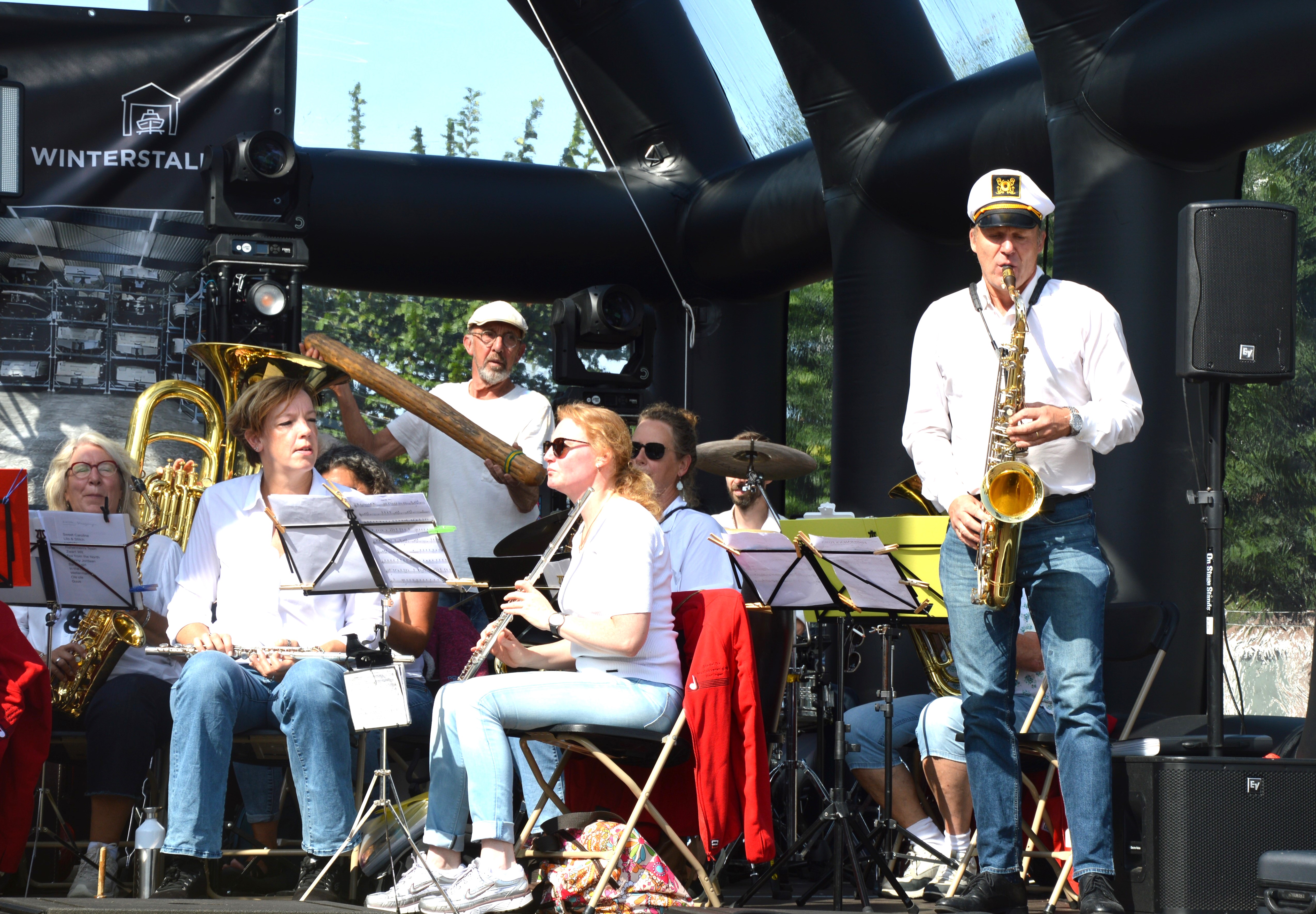 Bauke vd Pol bootst de toeter van de veerboten van Rederij Doeksen na op tenorsaxofoon