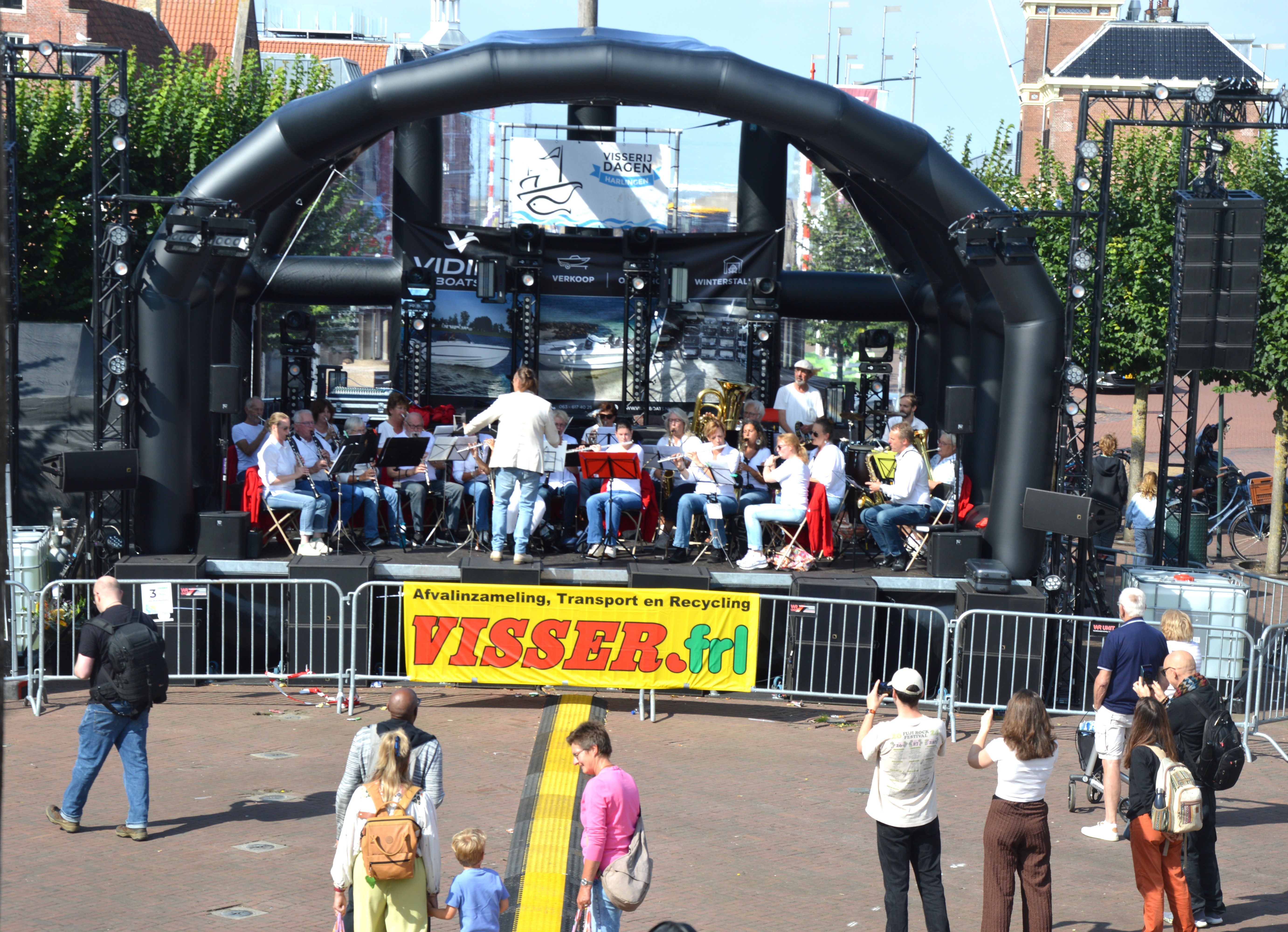 jubilerende Stedelijke Muziekvereniging Harlingen op podium jubilerende Visserijdagen